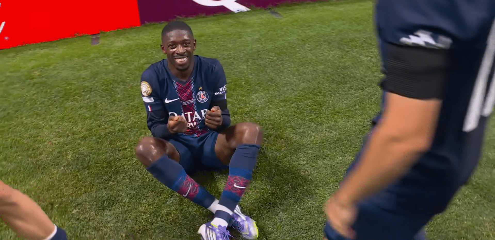 Dembélé celebra gol contra o Bayern com homenagem a Diogo Jota